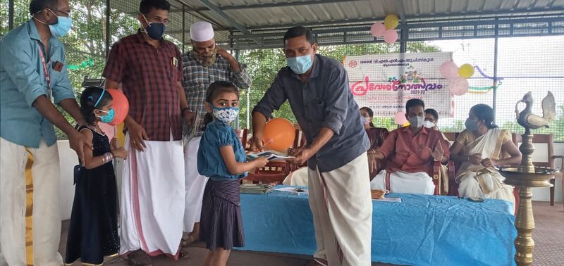 പ്രമാണം:PRAVESHANOLSAVAM BOOK DISTRIBUTION3.jpg
