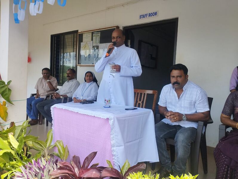 പ്രമാണം:15037 praveshanolsavam 1.jpg