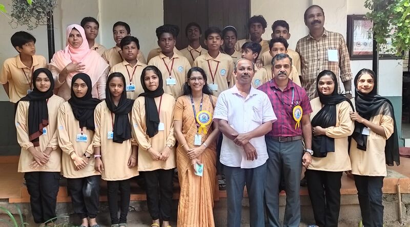 പ്രമാണം:24040 LITTLE KITES.jpeg