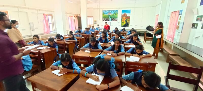 പ്രമാണം:4240SCIENCE 3.jpg