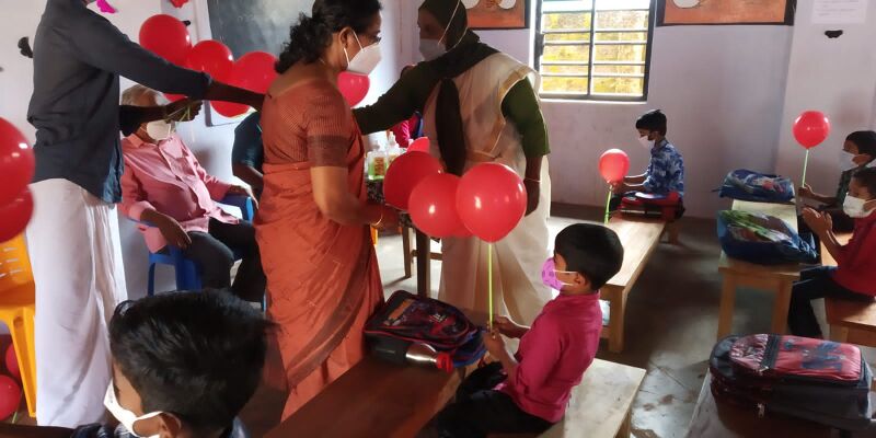 പ്രമാണം:48239 pravesanolsavam04.jpeg