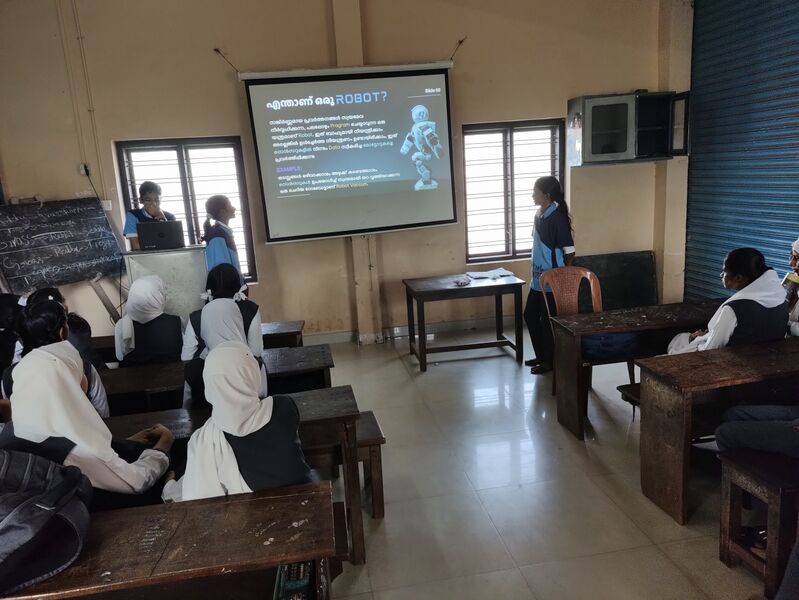 പ്രമാണം:14029 CHSS Robots class.jpg