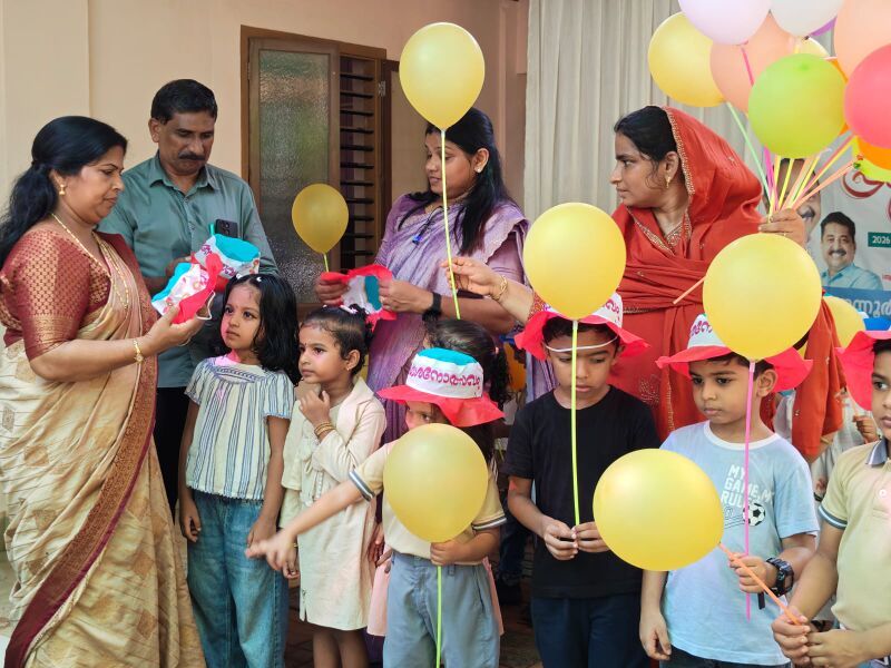 പ്രമാണം:16323-KKD-prevesanolsavam22026.jpg