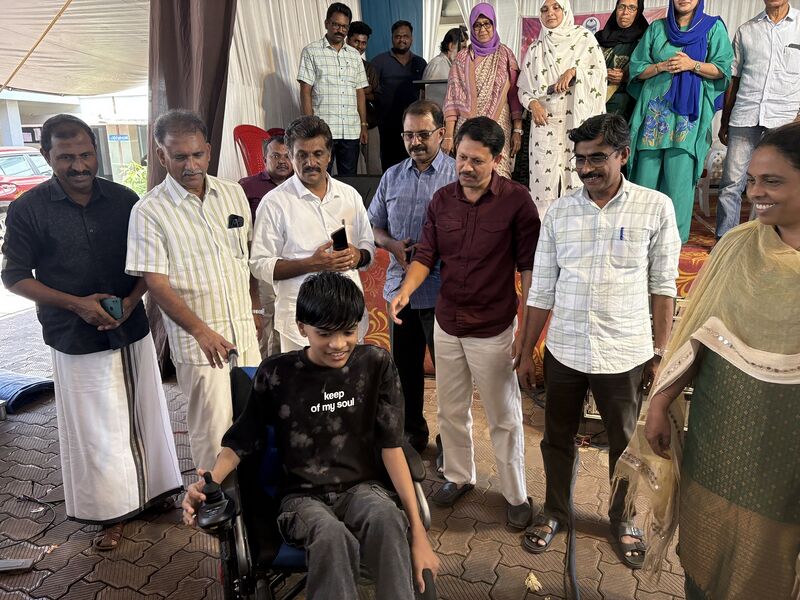 പ്രമാണം:19009-wheelchair gift.resized.jpg
