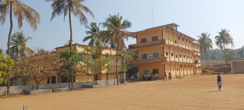 പ്രമാണം:20044 school ground.jpg