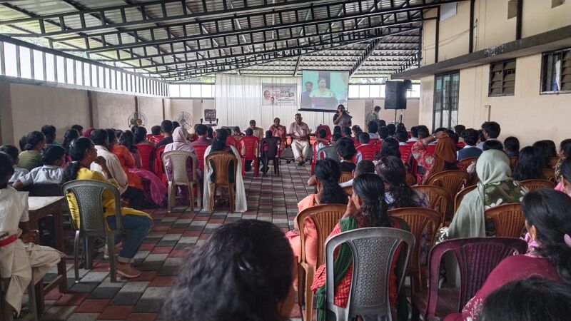 പ്രമാണം:26014 praveshanolsavamMeeting.jpg