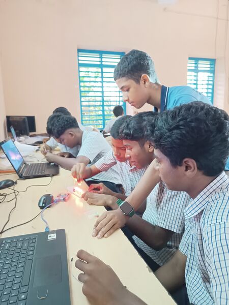 പ്രമാണം:32025 freedomfest2025 Robotics Training3.jpg