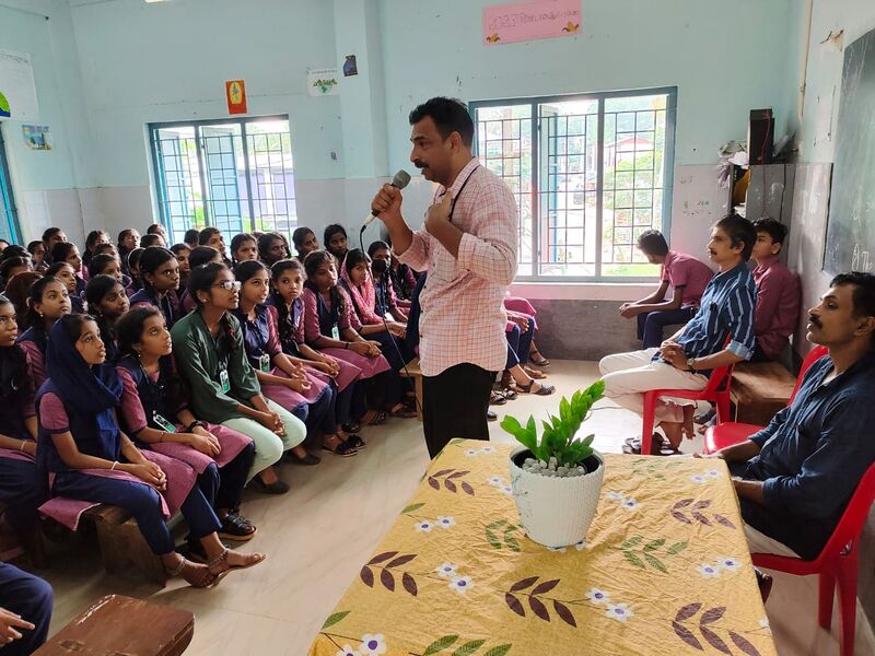 പ്രമാണം:42085 laharicls2.jpg