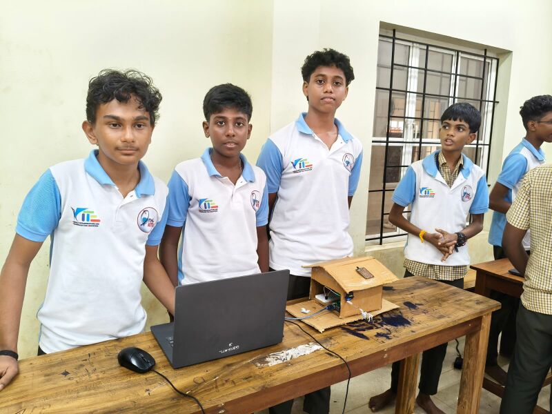 പ്രമാണം:LK ROBO2.jpeg