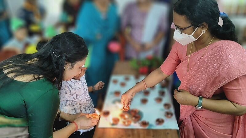 പ്രമാണം:അക്ഷരദീപം തെളിയിക്കുന്നു.jpg