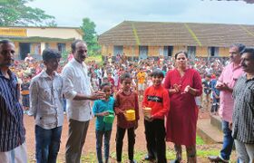 സമ്പാദ്യ കുടുക്കകൾ ഹെഡ്മാസ്റ്റർ ഏറ്റുവാങ്ങുന്നു.