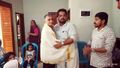 PTA പ്രസിഡന്റ്‌ നൗഷാദ് കോളിപൊയിൽ ദാവൂദ് പാനൂരിനെ പൊന്നാട അണിയിച്ചു ആദരിക്കുന്നു
