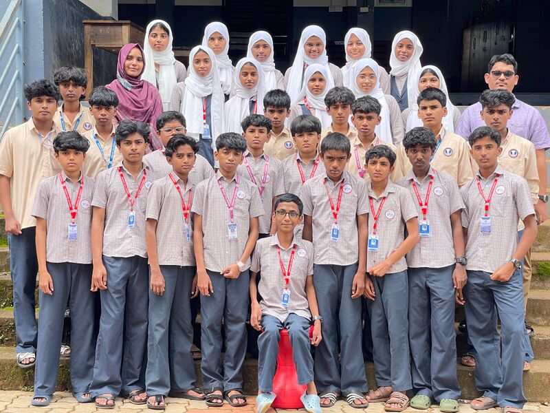 പ്രമാണം:18098 Lk batch 2024.jpg