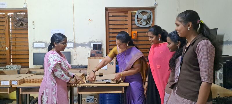 പ്രമാണം:44055 lap.jpg