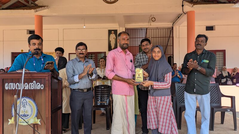പ്രമാണം:17079-praveshanolsavam-award2.jpg