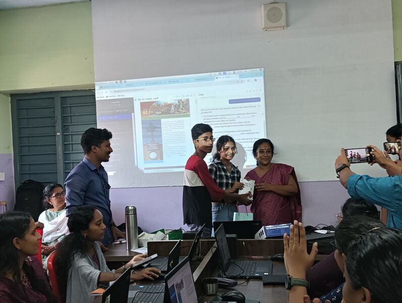 പ്രമാണം:42071 teachers day1.jpg