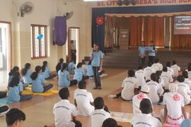 രാകേന്ദു രാജേഷ് ഇതര ക്ലബംഗങ്ങൾക്ക് ക്ലാസെടുക്കുന്നു