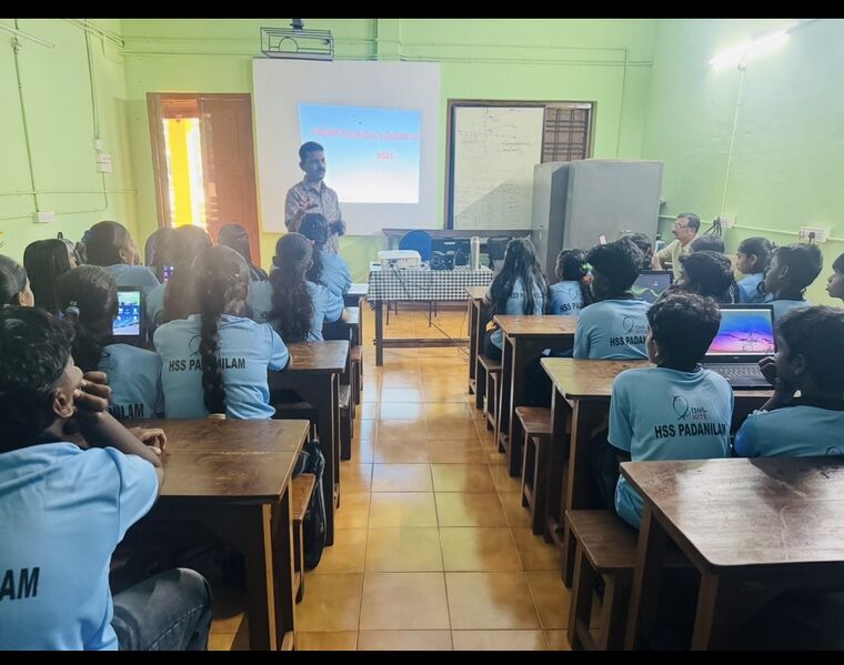 പ്രമാണം:36033 LKCAMP CLASS8.jpg