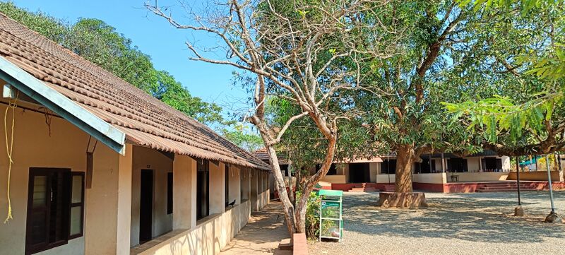 പ്രമാണം:48229-school foto.jpg