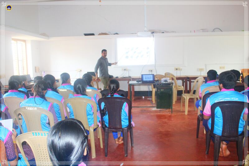 പ്രമാണം:11051 ELETRONICSCLASS4.jpg