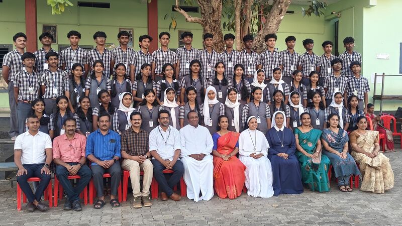 പ്രമാണം:15051 sslc group foto 2.jpg