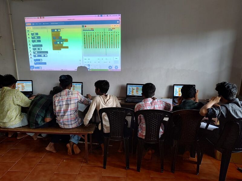 പ്രമാണം:18085 hitech projector.jpeg