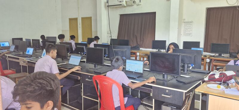 പ്രമാണം:19501 hitech computerlab.jpg