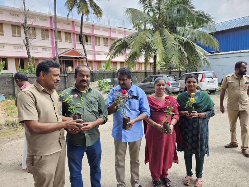 പ്രമാണം:38004-ksrtc em'ployees.jpg