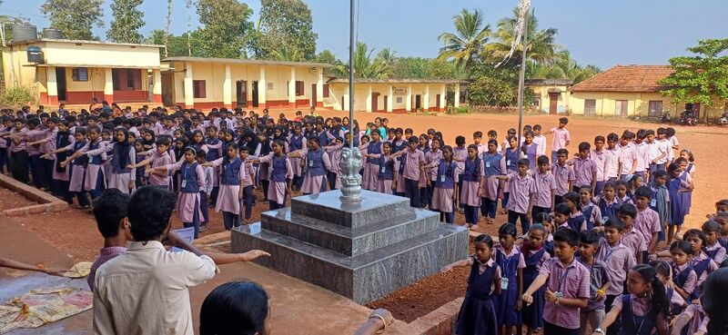 പ്രമാണം:11484 schoolassembly.jpeg