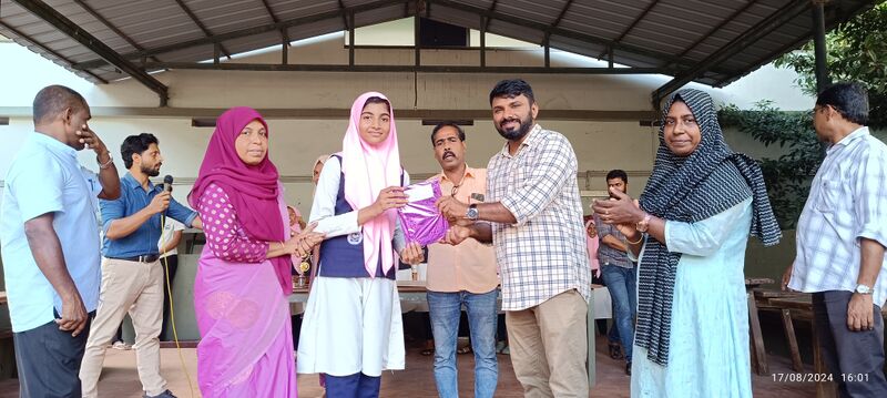 പ്രമാണം:19009-SS CLUB PRIZES 3.jpg