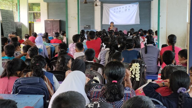 പ്രമാണം:21001 teaching in avup school.jpg