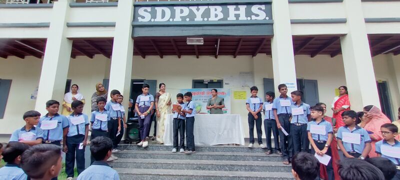 പ്രമാണം:26056 keralapiravi 8.jpg