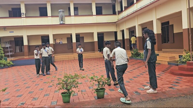 പ്രമാണം:31037 LK SchoolCamp 2024-27Batch 4.jpg