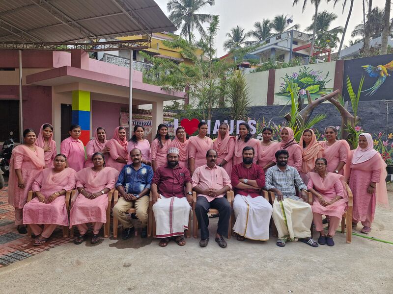 പ്രമാണം:44223 staff.jpg