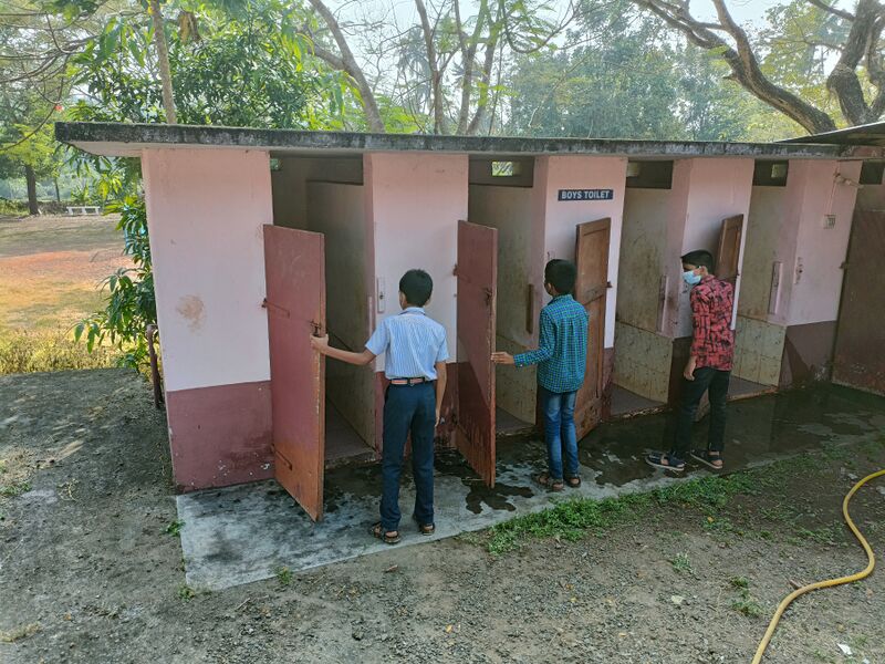 പ്രമാണം:Boys toilet 2.jpg