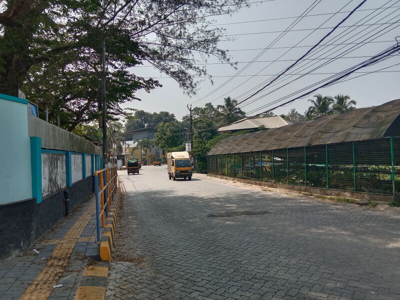 പ്രമാണം:25088 school front road.jpg