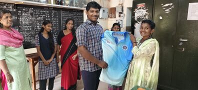 ലിറ്റിൽ കൈറ്റ്സ് 2024 - 27 ബാച്ചിന്റെ പുതിയ യൂണിഫോം വൈസ് പ്രിൻസിപ്പാൾ ശ്രീമതി. പ്രേമജ ടീച്ചറിൽ നിന്നും യൂണിറ്റ് അംഗം അർജുൻ പി എസ് സ്വീകരിക്കുന്നു.