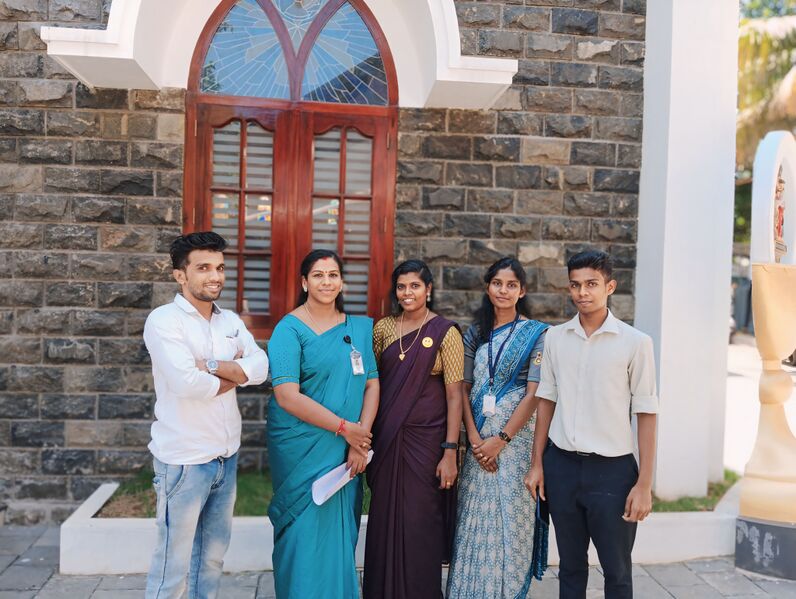 പ്രമാണം:44228-trainees.jpg