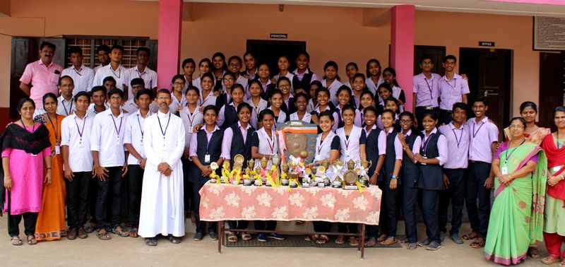 പ്രമാണം:45054 hss kalolsavam winners-2019.JPG