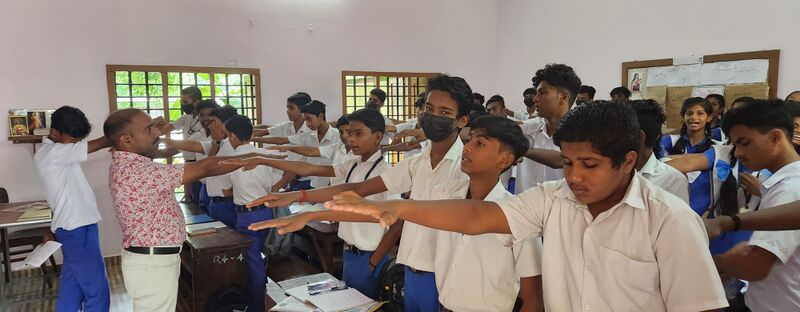 പ്രമാണം:Pledge cleaning 35052 231.jpg