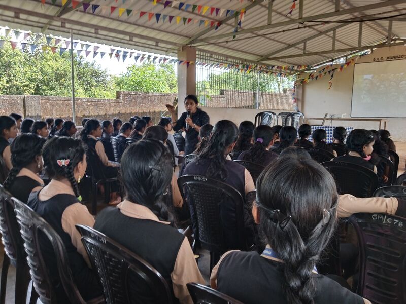 പ്രമാണം:11073 women 1.jpg