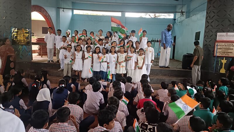 പ്രമാണം:12031 ghss kuttamath independence day.jpg