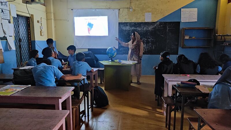 പ്രമാണം:18388 smart classroom.resized.jpg
