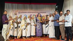 19009- AHAMMED MASTER DISTRIBUTING TROPHIES TO MAPPILAKALA WINNERS.jpg
