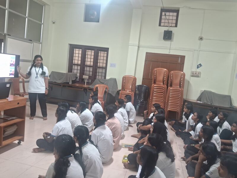 പ്രമാണം:23008little kites 110.jpg