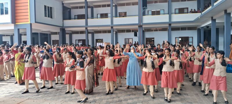 പ്രമാണം:44046 lahari25a.jpg