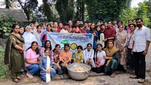 47037 Chappathi making.jpg