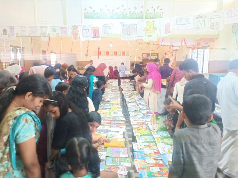 പ്രമാണം:48230-pusthakappura exb02.jpg