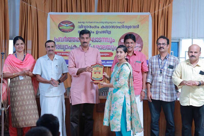 പ്രമാണം:18431 vidyarangam award2024.jpg