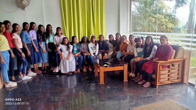 പ്രമാണം:21060 vinodhayathra4.png